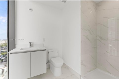 Condominio en alquiler en Miami, Florida, 4 dormitorios, 234.11 m2 № 1927175 - foto 26