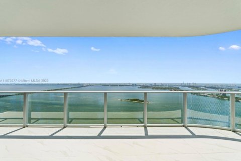 Condominio en alquiler en Miami, Florida, 4 dormitorios, 234.11 m2 № 1927175 - foto 20