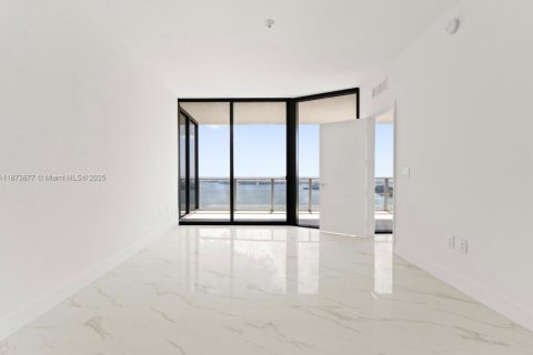 Condominio en alquiler en Miami, Florida, 4 dormitorios, 234.11 m2 № 1927175 - foto 13