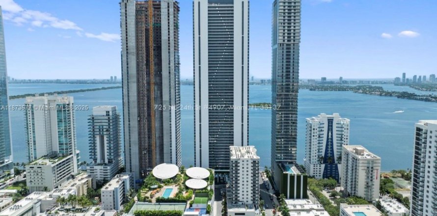 Condominio en Miami, Florida, 4 dormitorios  № 1927175