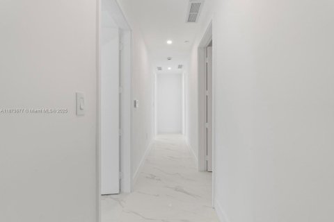 Condominio en alquiler en Miami, Florida, 4 dormitorios, 234.11 m2 № 1927175 - foto 25