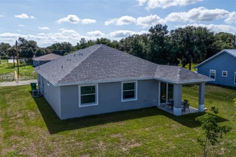 House in LaBelle, Florida 3 bedrooms, 139.63 sq.m. № 1752199 - photo 28