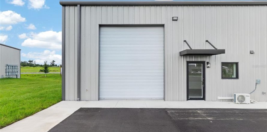 Commercial property in Belleview, Florida № 2100288