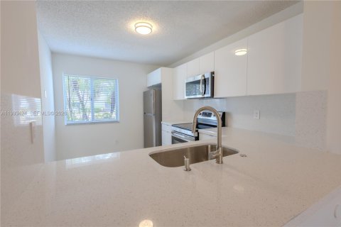 Touwnhouse à louer à Pembroke Pines, Floride: 3 chambres, 126.44 m2 № 2056448 - photo 2