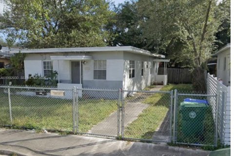 Propiedad comercial en Miami, Florida 114.83 m2 № 2056760