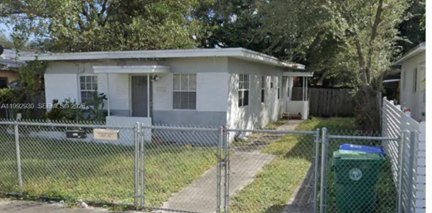 Коммерческая недвижимость в Майами, Флорида 114.83м2 № 2056760