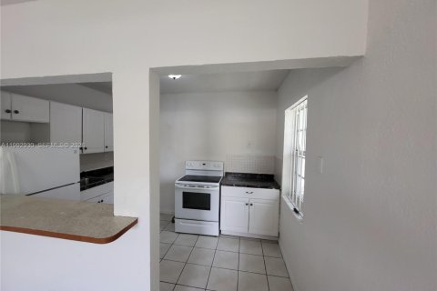 Купить коммерческую недвижимость в Майами, Флорида 114.83м2, № 2056760 - фото 2