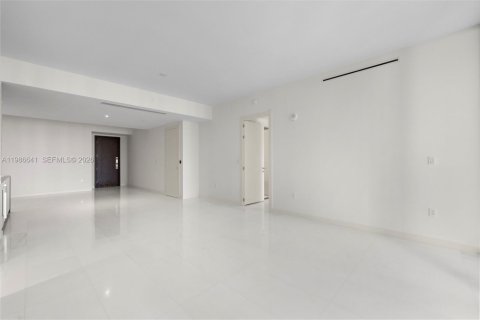 Condo in Miami, Florida, 2 bedrooms  № 2053020 - photo 17