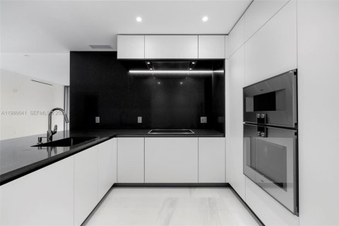 Condo in Miami, Florida, 2 bedrooms  № 2053020 - photo 11