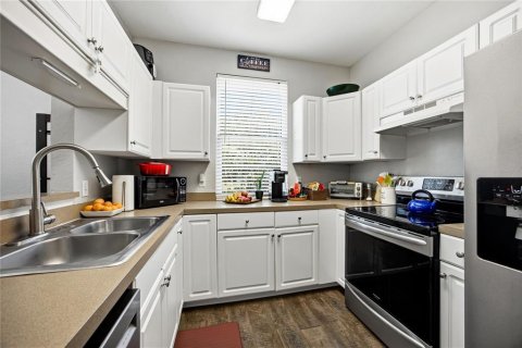 Condo in Gainesville, Florida, 2 bedrooms № 2202582 - photo 12