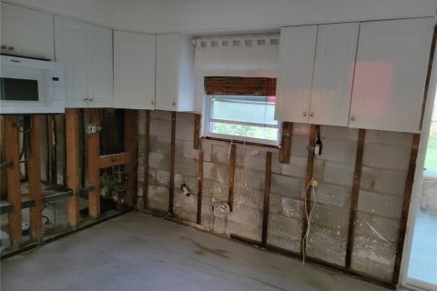 House in Saint Petersburg, Florida 3 bedrooms, 96.62 sq.m. № 1733804 - photo 10