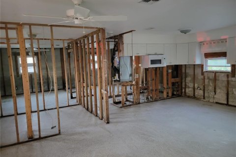 House in Saint Petersburg, Florida 3 bedrooms, 96.62 sq.m. № 1733804 - photo 4