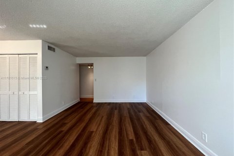 Condo in North Lauderdale, Florida, 2 bedrooms  № 1698231 - photo 6