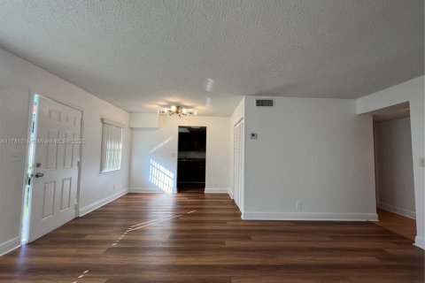 Condo in North Lauderdale, Florida, 2 bedrooms  № 1698231 - photo 7