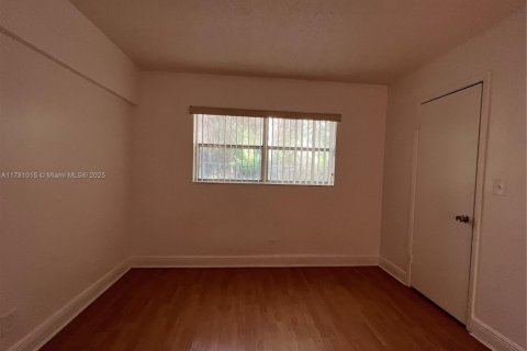 Condo in North Lauderdale, Florida, 2 bedrooms  № 1698231 - photo 11