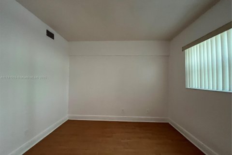 Condo in North Lauderdale, Florida, 2 bedrooms  № 1698231 - photo 10