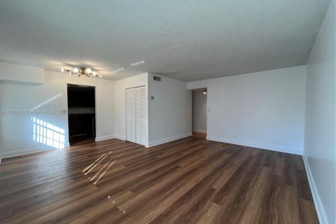 Condo in North Lauderdale, Florida, 2 bedrooms  № 1698231 - photo 5