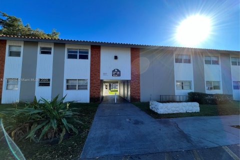 Condo in North Lauderdale, Florida, 2 bedrooms  № 1698231 - photo 2