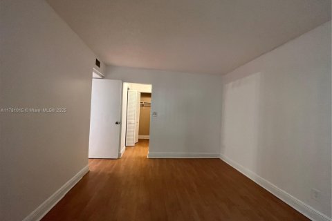 Condo in North Lauderdale, Florida, 2 bedrooms  № 1698231 - photo 13