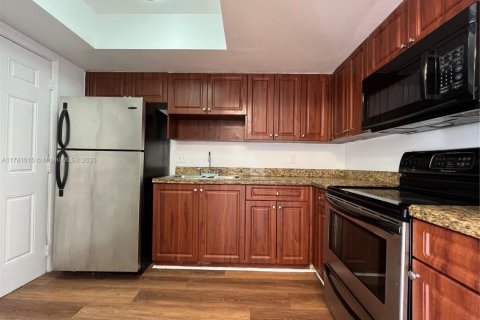 Condo in North Lauderdale, Florida, 2 bedrooms  № 1698231 - photo 1