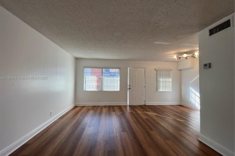 Condo in North Lauderdale, Florida, 2 bedrooms  № 1698231 - photo 8