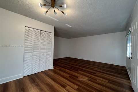Condo in North Lauderdale, Florida, 2 bedrooms  № 1698231 - photo 4