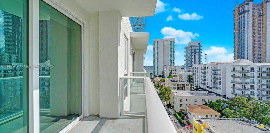 Кондоминиум с 2 спальнями в Майами, Флорида № 1933055