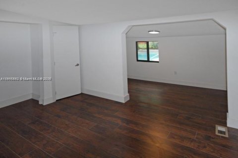 House in Miami, Florida 4 bedrooms, 159.51 sq.m. № 1971837 - photo 14