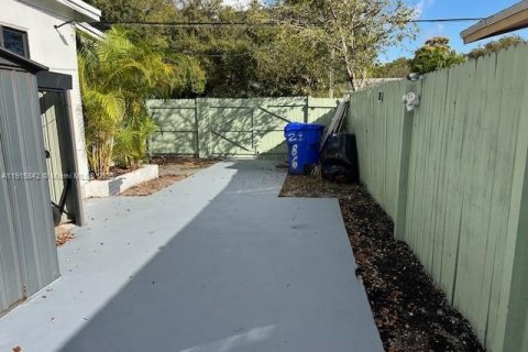 House in Miami, Florida 4 bedrooms, 159.51 sq.m. № 1971837 - photo 3