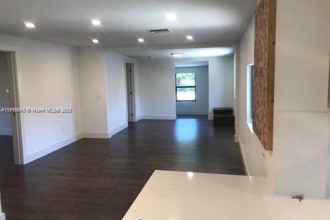 House in Miami, Florida 4 bedrooms, 159.51 sq.m. № 1971837 - photo 10