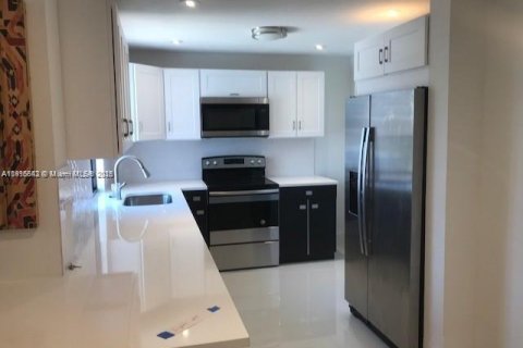 House in Miami, Florida 4 bedrooms, 159.51 sq.m. № 1971837 - photo 8