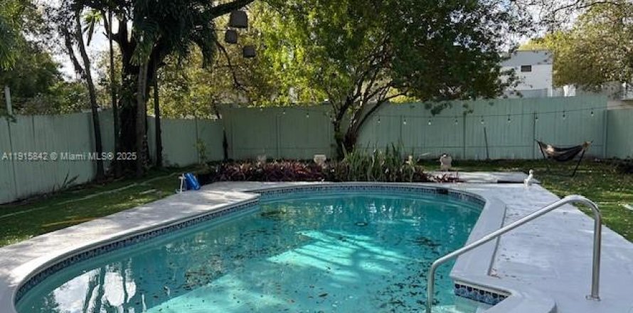 House in Miami, Florida 4 bedrooms, 159.51 sq.m. № 1971837