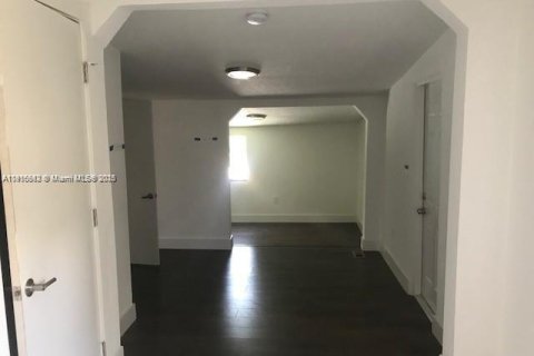 House in Miami, Florida 4 bedrooms, 159.51 sq.m. № 1971837 - photo 16