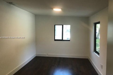 House in Miami, Florida 4 bedrooms, 159.51 sq.m. № 1971837 - photo 13