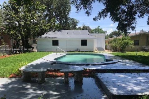 House in Miami, Florida 4 bedrooms, 159.51 sq.m. № 1971837 - photo 17