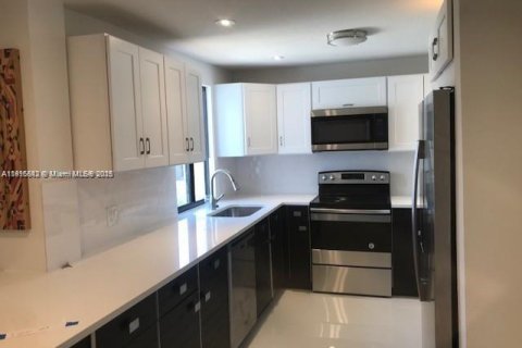 House in Miami, Florida 4 bedrooms, 159.51 sq.m. № 1971837 - photo 9