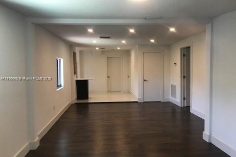 House in Miami, Florida 4 bedrooms, 159.51 sq.m. № 1971837 - photo 7