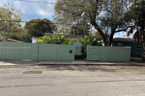 House in Miami, Florida 4 bedrooms, 159.51 sq.m. № 1971837 - photo 2