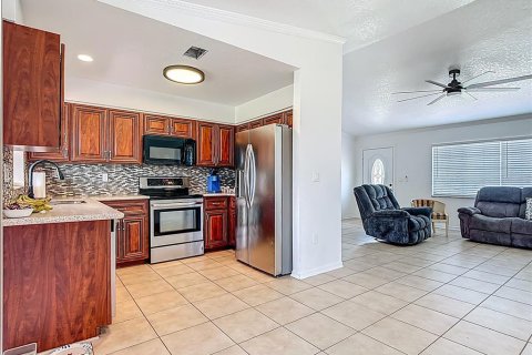 House in Port Charlotte, Florida 3 bedrooms, 125.33 sq.m. № 1901182 - photo 16