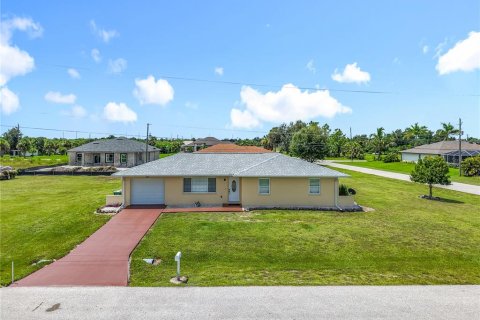 House in Port Charlotte, Florida 3 bedrooms, 125.33 sq.m. № 1901182 - photo 1