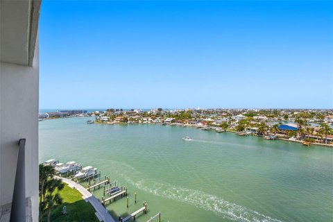 Condo in Saint Pete Beach, Florida, 2 bedrooms № 2102132 - photo 30