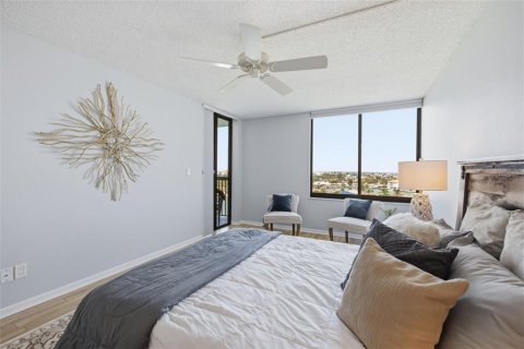 Condo in Saint Pete Beach, Florida, 2 bedrooms № 2102132 - photo 13
