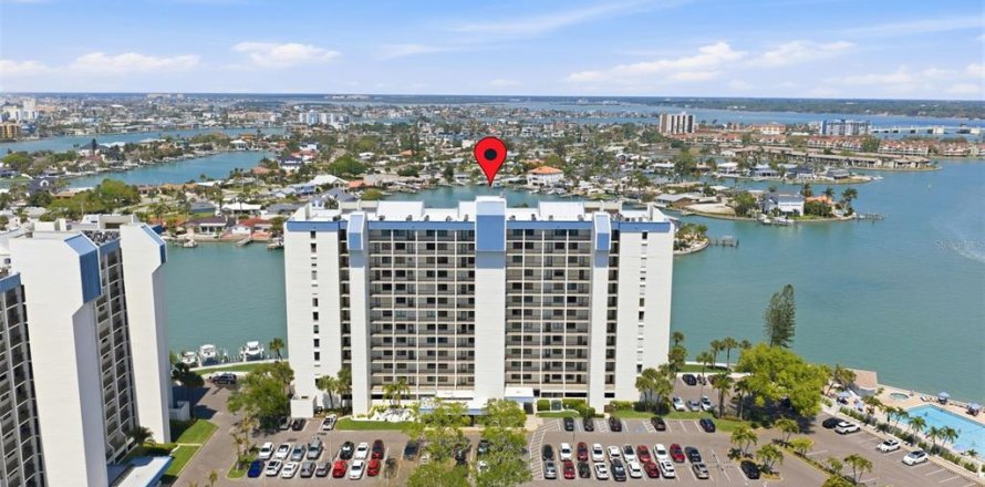 Condo in Saint Pete Beach, Florida, 2 bedrooms № 2102132