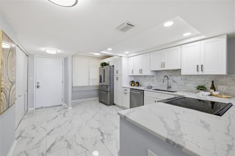Condo in Saint Pete Beach, Florida, 2 bedrooms № 2102132 - photo 10
