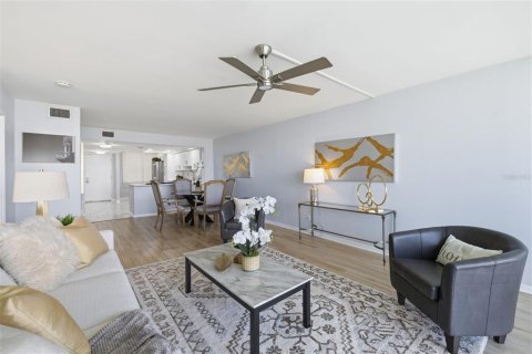 Condo in Saint Pete Beach, Florida, 2 bedrooms № 2102132 - photo 8