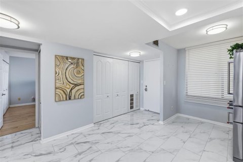 Condo in Saint Pete Beach, Florida, 2 bedrooms № 2102132 - photo 11