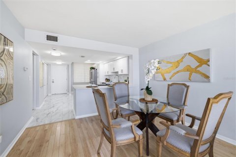 Condo in Saint Pete Beach, Florida, 2 bedrooms № 2102132 - photo 9