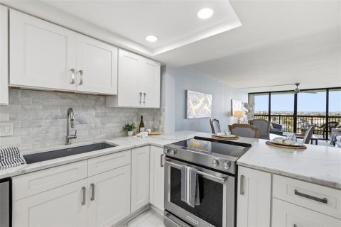 Condo in Saint Pete Beach, Florida, 2 bedrooms № 2102132 - photo 24