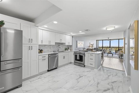Condo in Saint Pete Beach, Florida, 2 bedrooms № 2102132 - photo 4