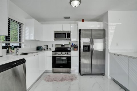 Casa en alquiler en Miami, Florida, 3 dormitorios, 107.67 m2 № 2026079 - foto 3